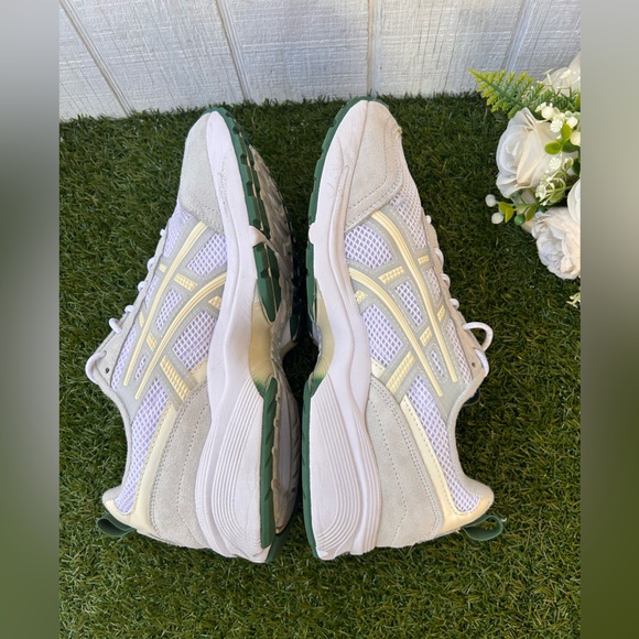 ASICS
WOMEN GEL-1090 V2
RUNNING SHOE size 11 men 9 gently used COLOR:WHITE/green - Picture 13 of 14